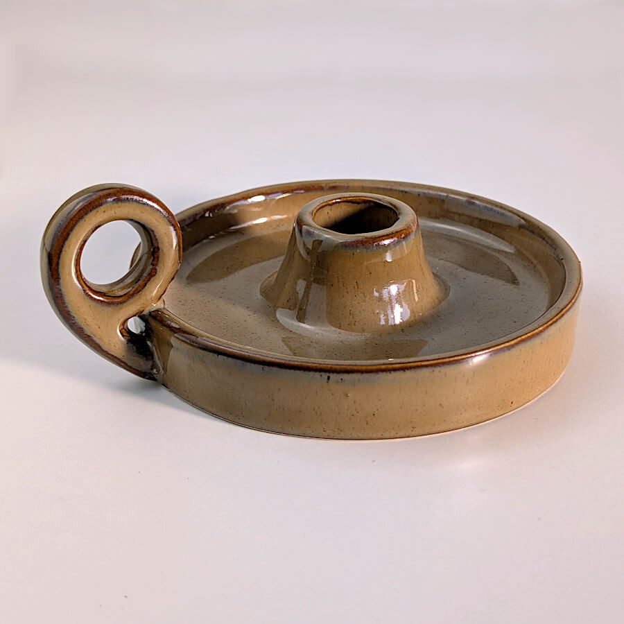 Bougeoir à main couleur beige avec plat large pour cire.