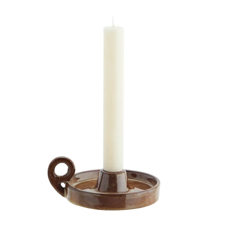 Porte-chandelle à anse avec une bougie blanche fine pour ambiance Wabi-Sabi.