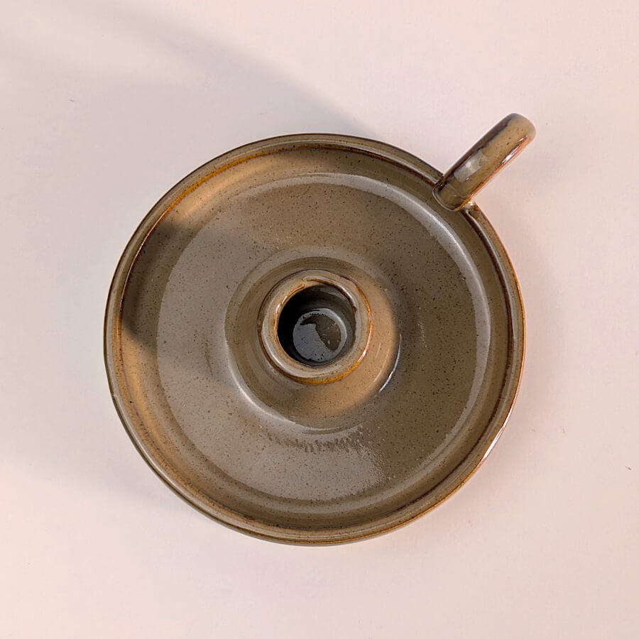 Vue de dessus du bougeoir de chevet en céramique, montrant sa forme circulaire.