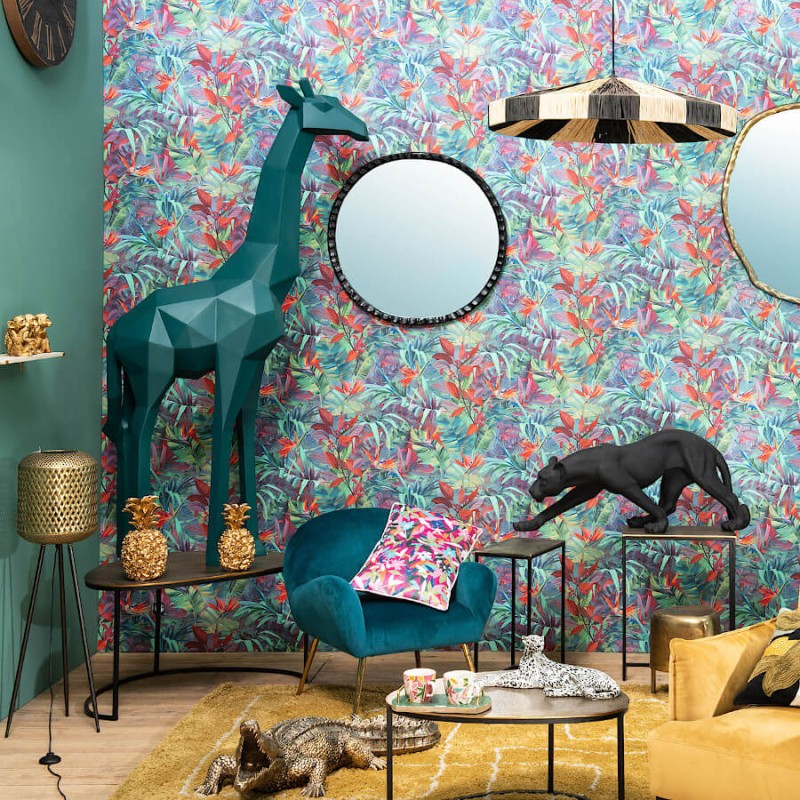 Luminaire sculptural sur trépied s'harmonisant avec une décoration glamour et sauvage.