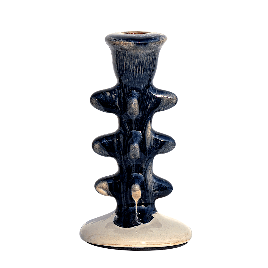 Bougeoir sculptural en céramique torsadée bleu marine et beige.
