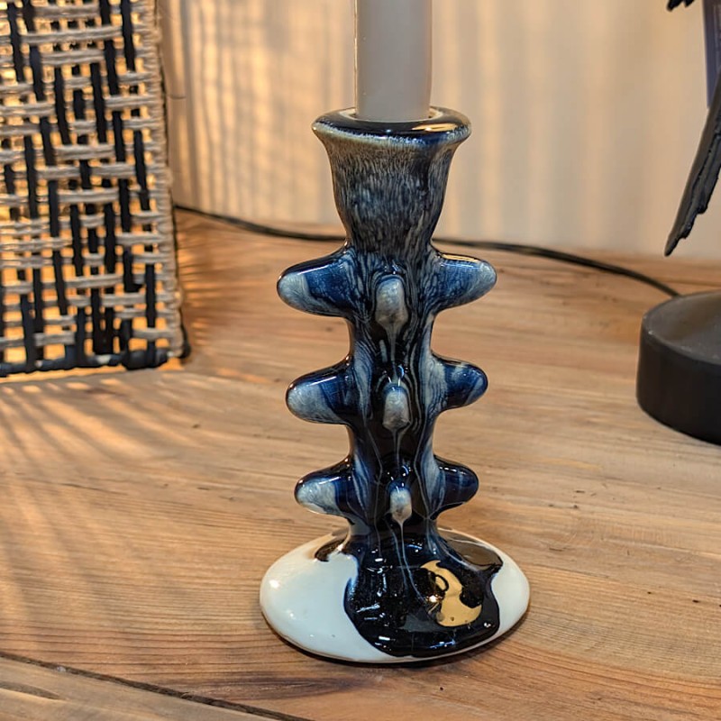 Bougeoir céramique torsadé dans un décor intérieur, lumière naturelle.