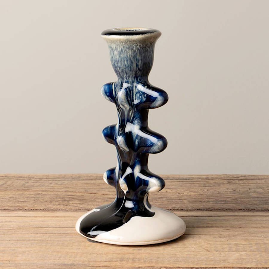 Prise de vue de côté d'un bougeoir en céramique torsadé