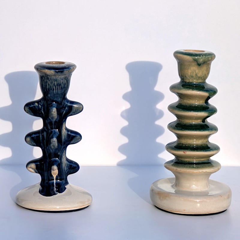 Duo de bougeoirs sculpturaux torsadés, versions bleu marine et vert sauge.