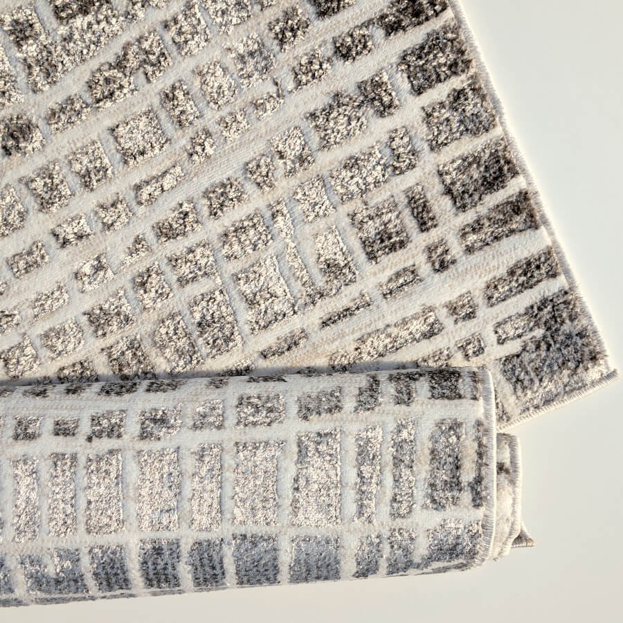 Vue sur la souplesse du polyester et la densité du velours.