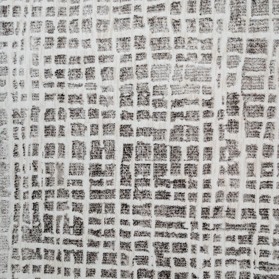 Zoom sur l'agencement minutieux des lignes et la qualité du tissage, rappelant une œuvre d'art minimaliste et organique.