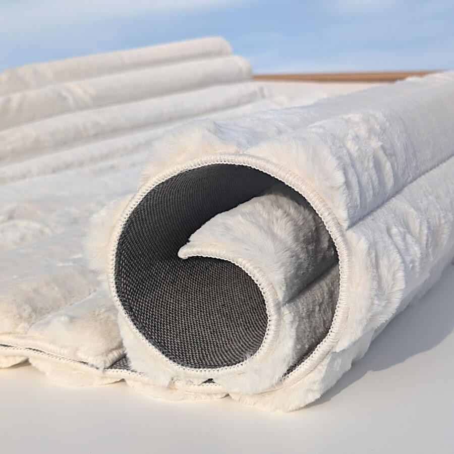 Tapis épais extra doux de 3 cm avec envers antidérapant et finition de qualité supérieure.