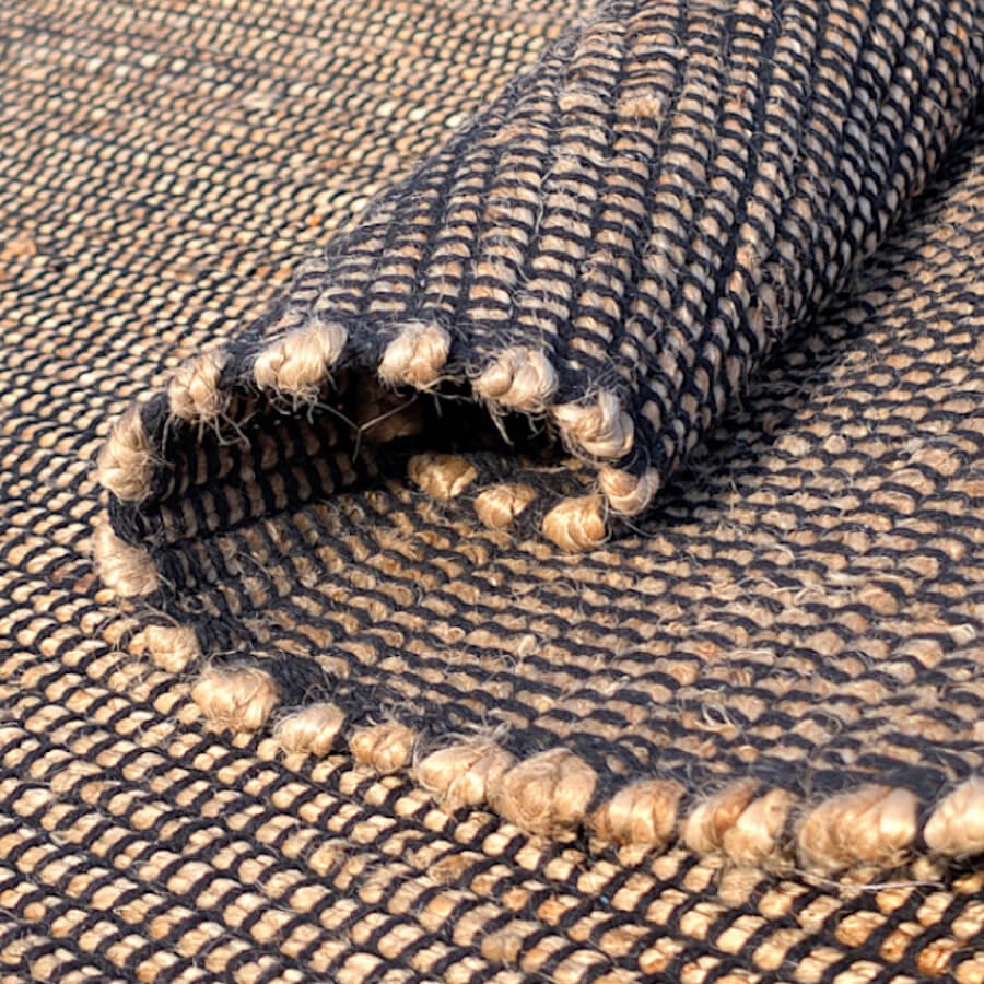 Texture du tissage artisanal en jute naturelle et coton noir (épaisseur inférieure à 1 cm).