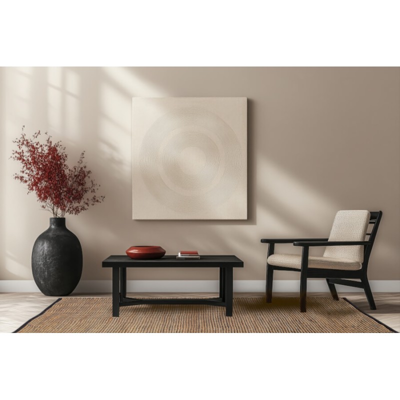 Tapis ethnique noir sous une table basse dans un intérieur au style minimaliste.