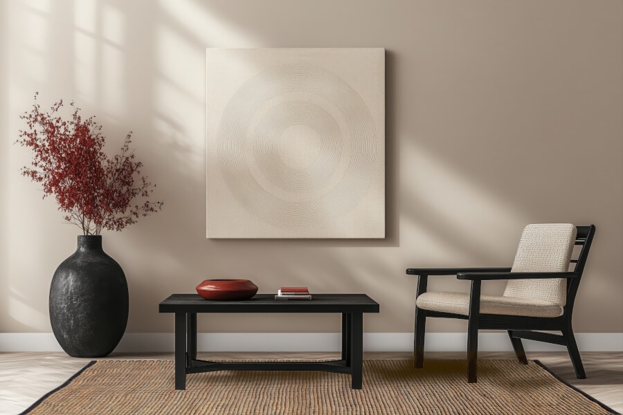 Tapis ethnique noir sous une table basse dans un intérieur au style minimaliste.