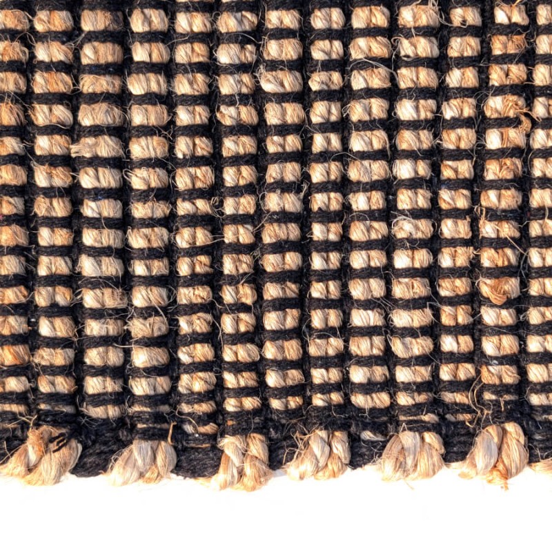Zoom sur le tissage du tapis, avec ses fibres de jute et les fils de coton entrelacés et le relief du tapis noir et beige.