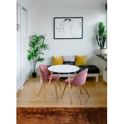 Grand tapis taupe moelleux dans un salon moderne et lumineux.