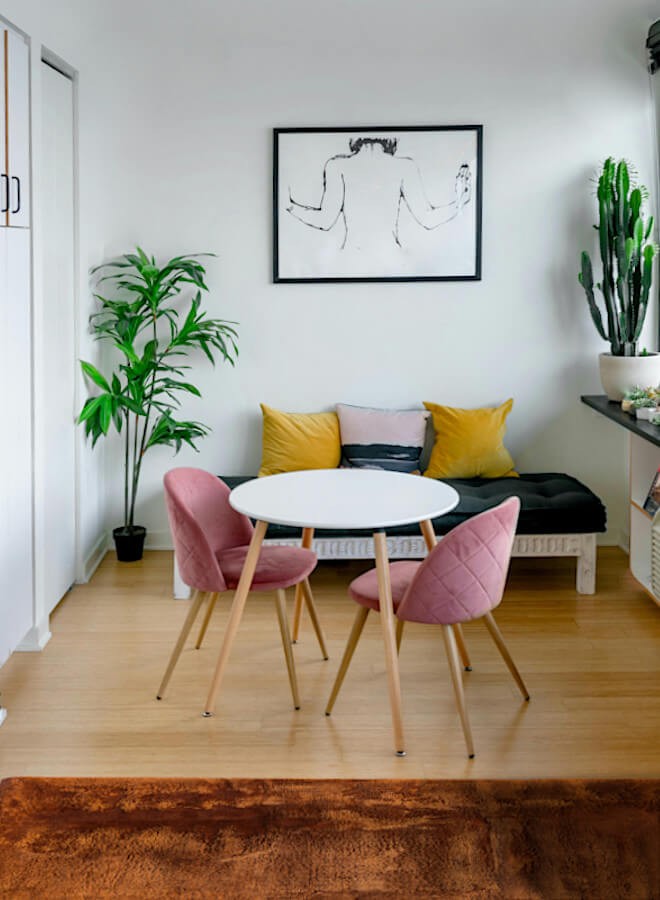 Grand tapis taupe moelleux dans un salon moderne et lumineux.