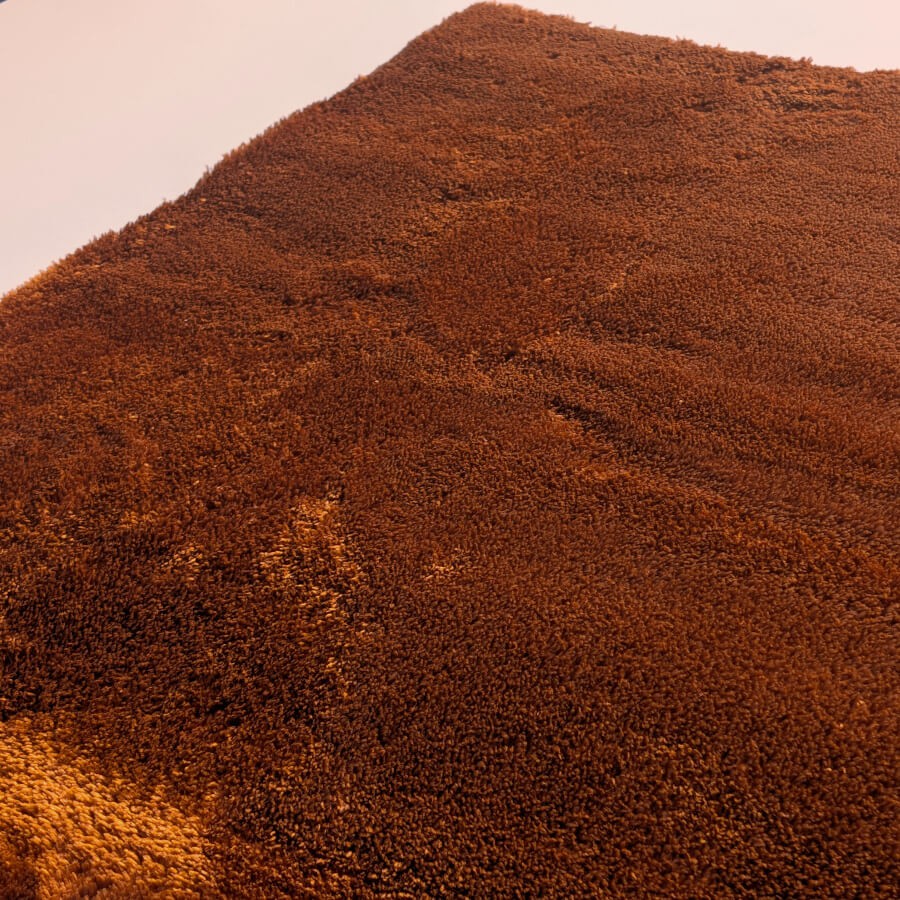 Reflets chatoyants et aspect soyeux du tapis imitation fourrure marron.