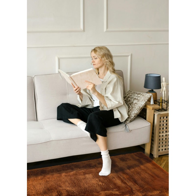 Ambiance cocooning avec le tapis taupe utilisé en descente de canapé.