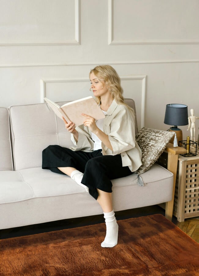 Ambiance cocooning avec le tapis taupe utilisé en descente de canapé.