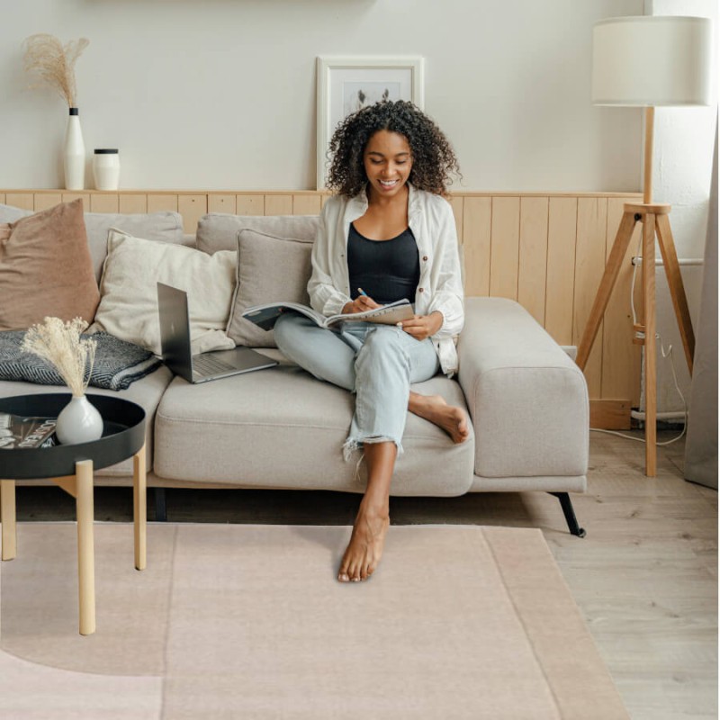 Tapis contemporain beige dans un salon chaleureux avec lumière naturelle.
