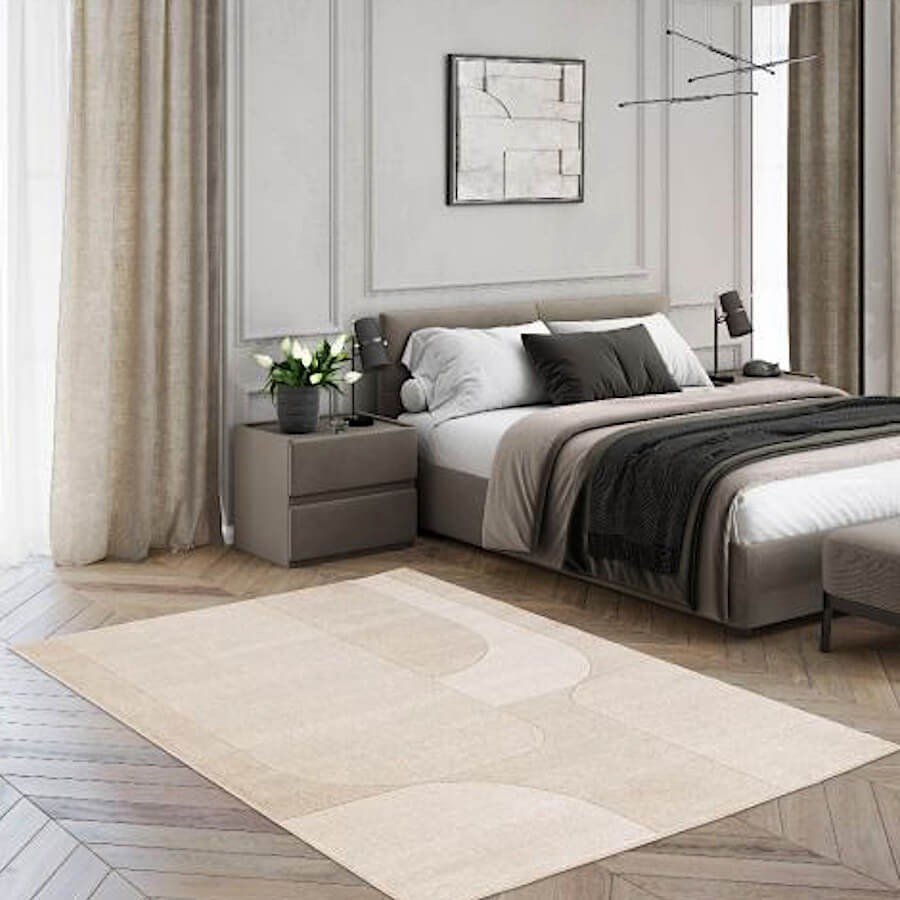 Tapis beige moderne utilisé comme grand tapis de chambre élégant.
