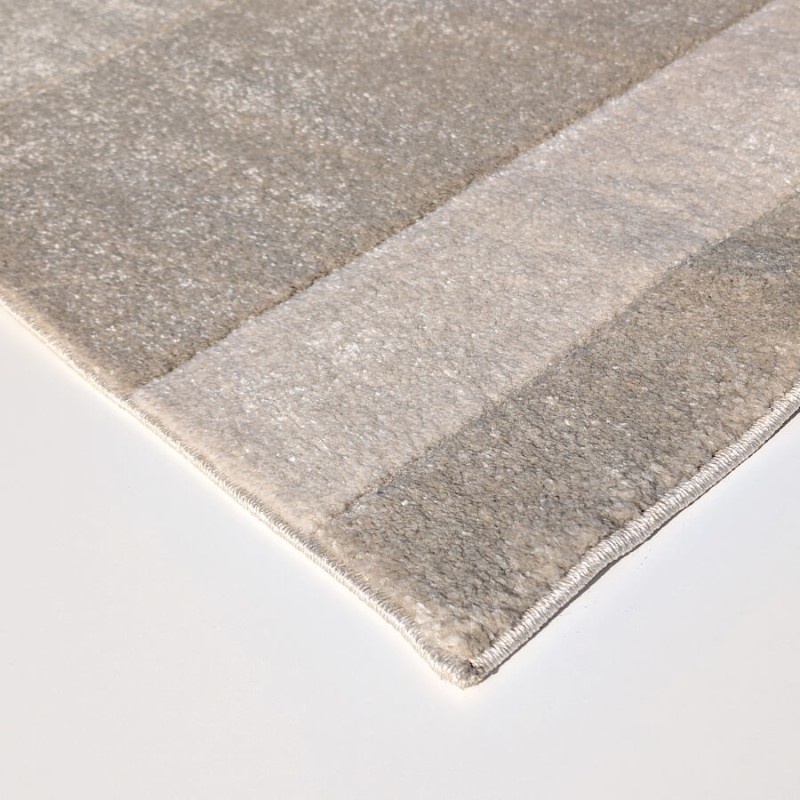 Détail de l'épaisseur fine et du relief géométrique sculpté.