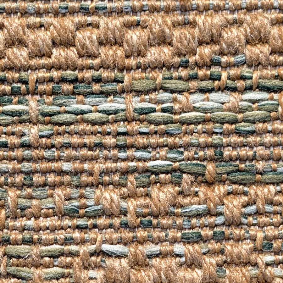 Détail du tissage robuste aux nuances de beige sable et vert doux.