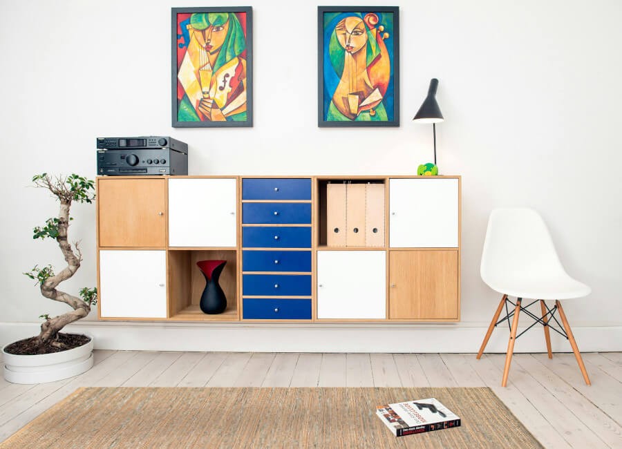 Tapis effet sisal, contemporain, structurant un salon moderne avec du mobilier épuré.