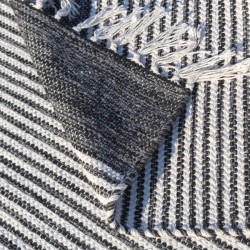 Détail du tissage en coton et contraste des rayures noires.