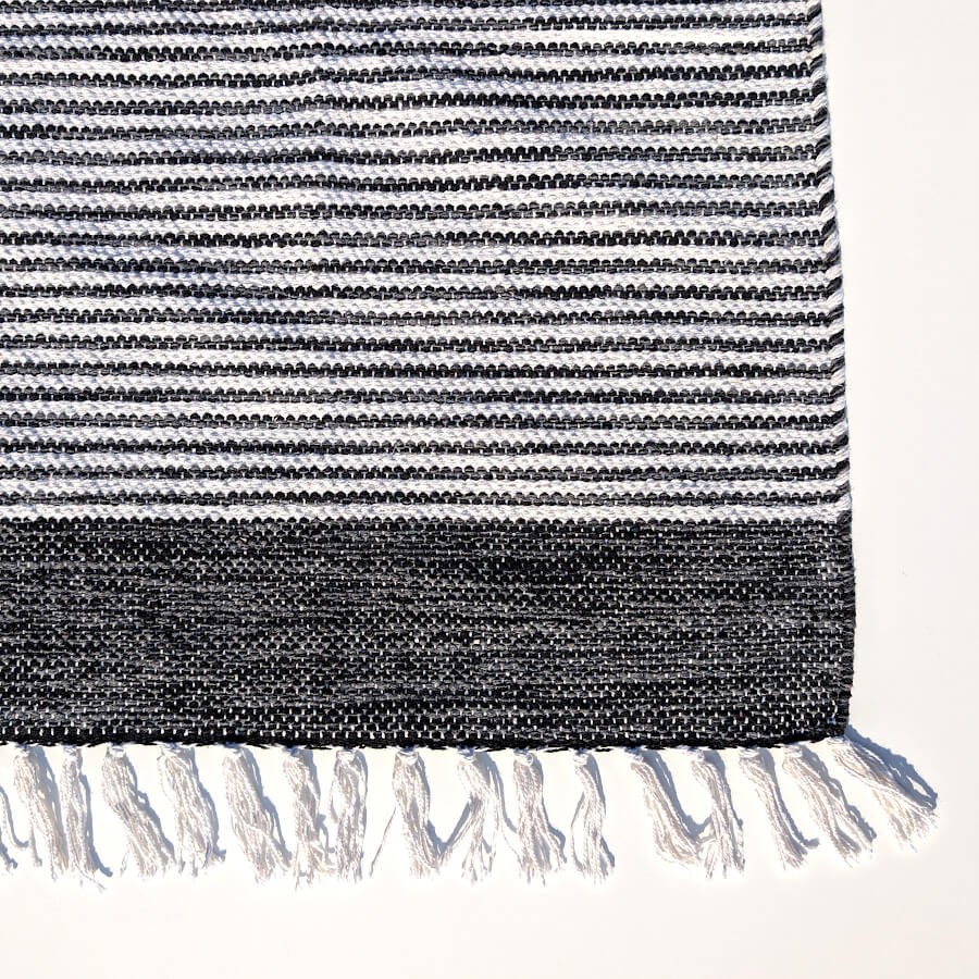 Bordure noire élégante avec ses franges pour un tapis au style ethnique.