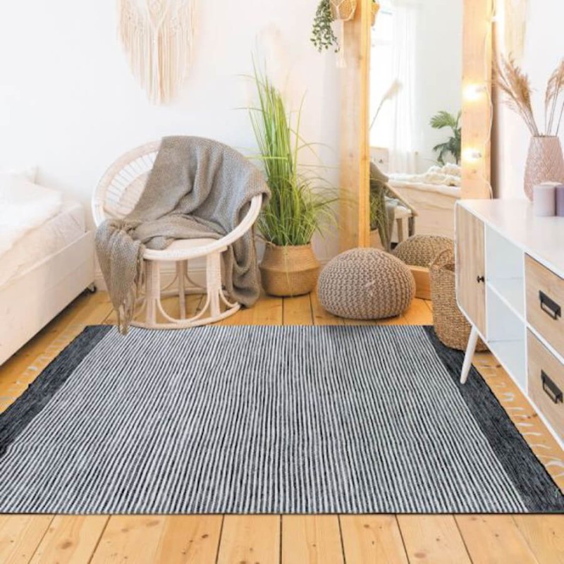 Tapis graphique noir et blanc dans un intérieur de style scandinave.