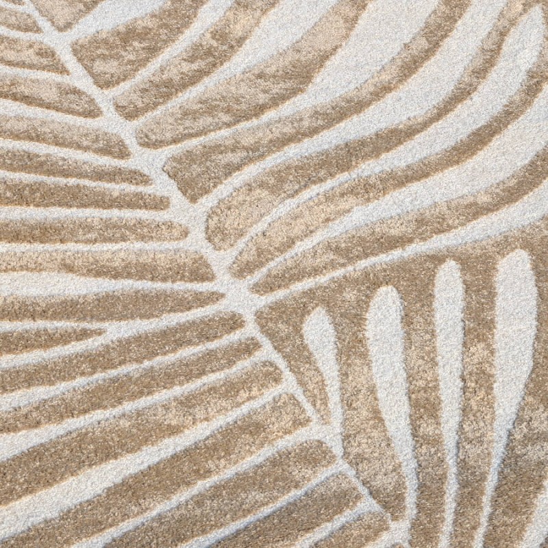 Détail du motif feuilles de cocotier et de la texture moelleuse beige.
