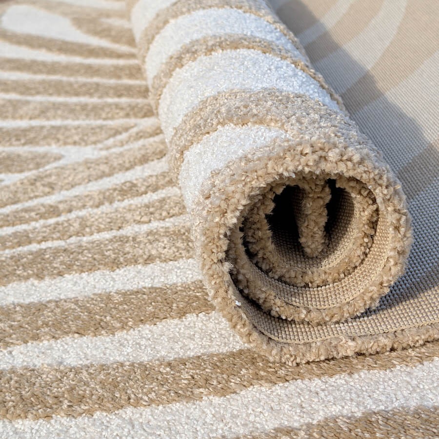 Vue sur l'épaisseur de 14 mm et la souplesse de l'envers du tapis.