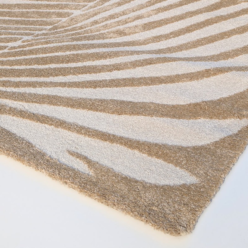 Finition bord droit sans surjet et aspect duveté des fibres soyeuses du tapis.