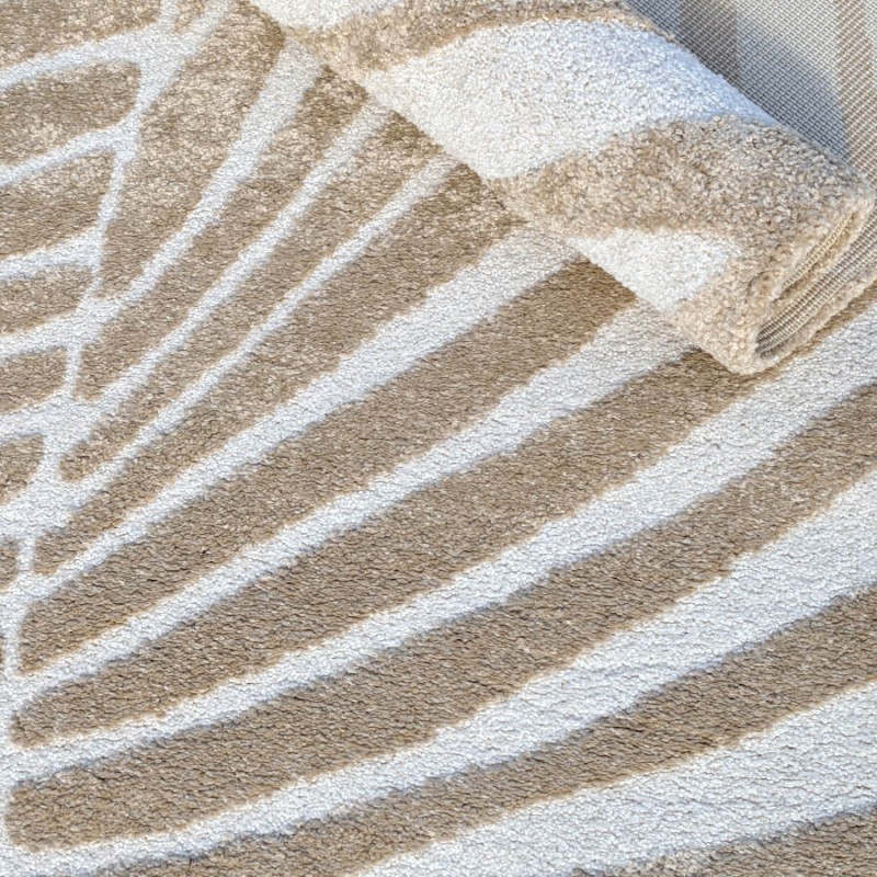 Gros plan sur le relief high-low et la densité du tissage beige du tapis Feuille de cocotier.