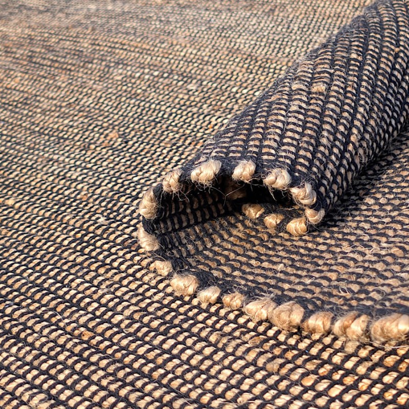 Vue sur la souplesse et la finesse du tissage plat en jute et coton.