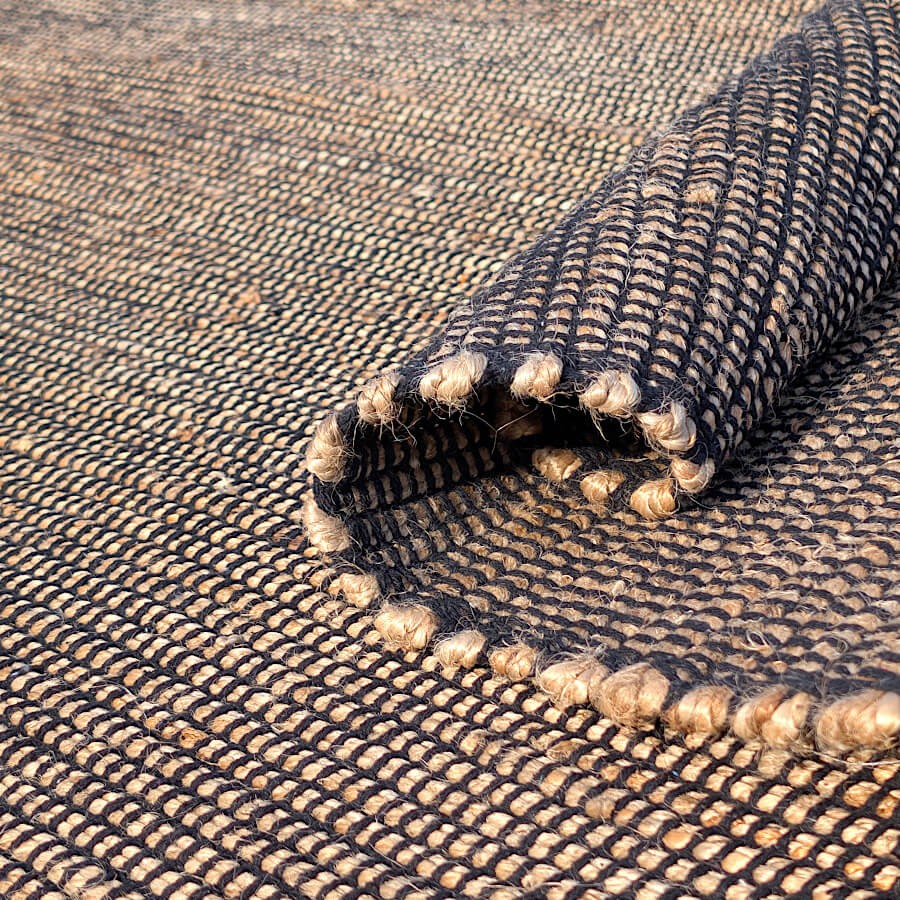 Vue sur la souplesse et la finesse du tissage plat en jute et coton.