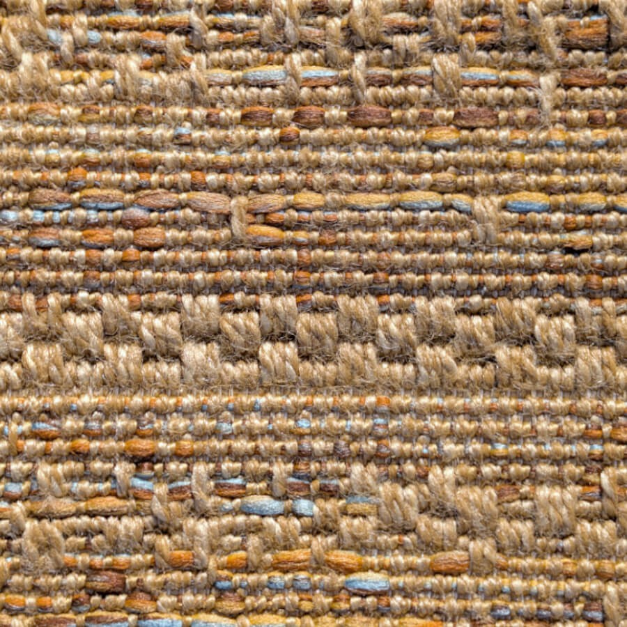 Détail du tissage plat chiné avec touches orangées et bleues.