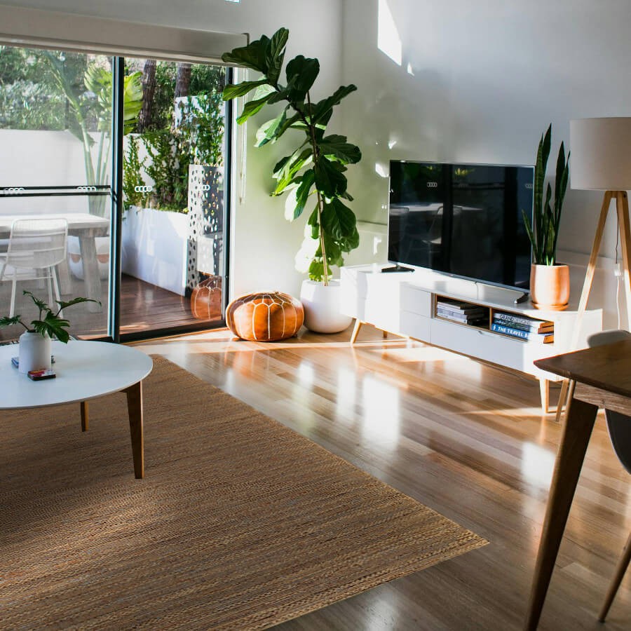 Tapis intérieur extérieur terra structurant un salon lumineux.