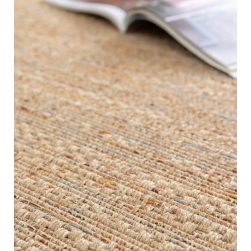 Texture robuste effet fibres végétales du tapis pour un look naturel.