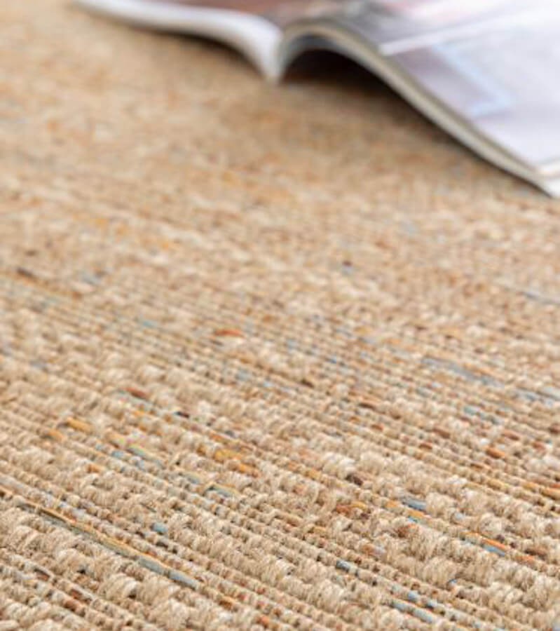 Texture robuste effet fibres végétales du tapis pour un look naturel.