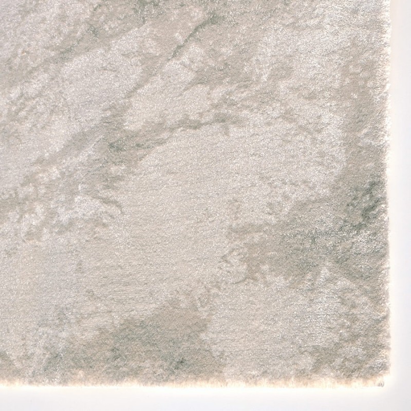 Finition luxueuse et de qualité du tapis, et texture douce à l'aspect fait main.