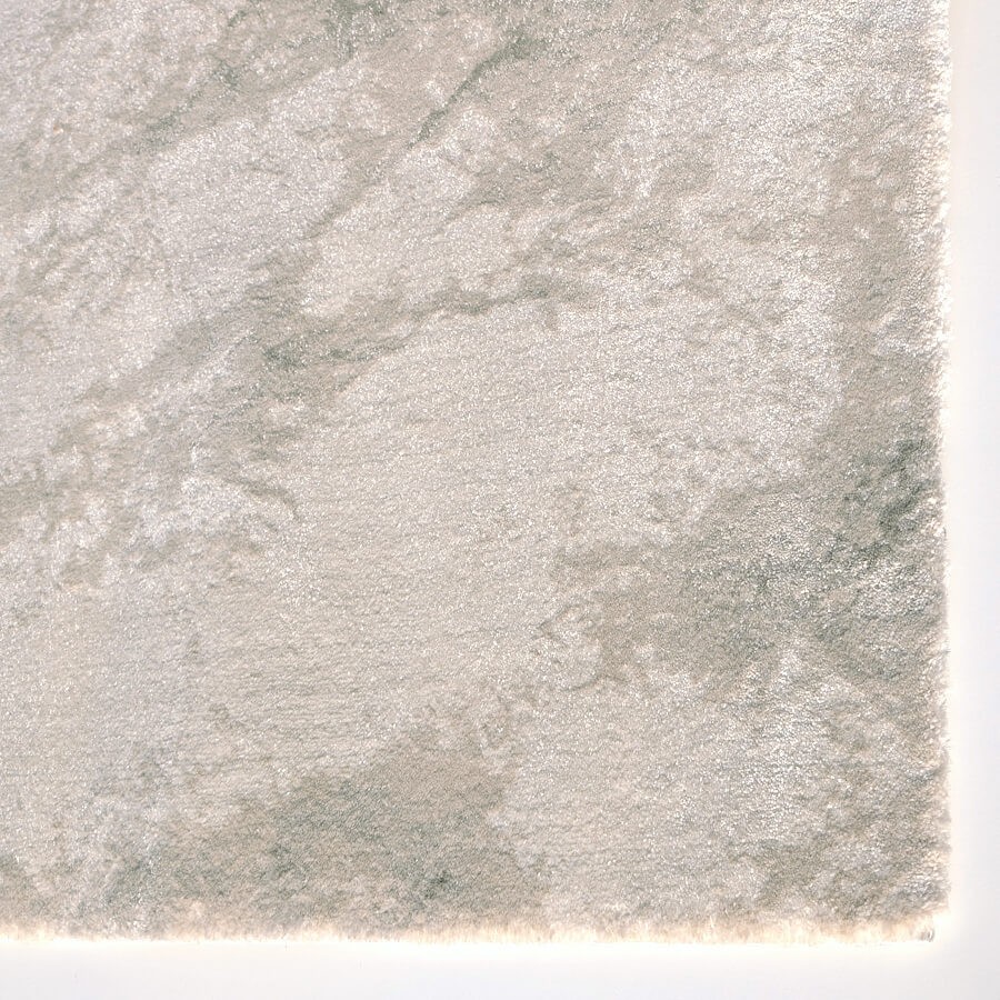 Finition luxueuse et de qualité du tapis, et texture douce à l'aspect fait main.