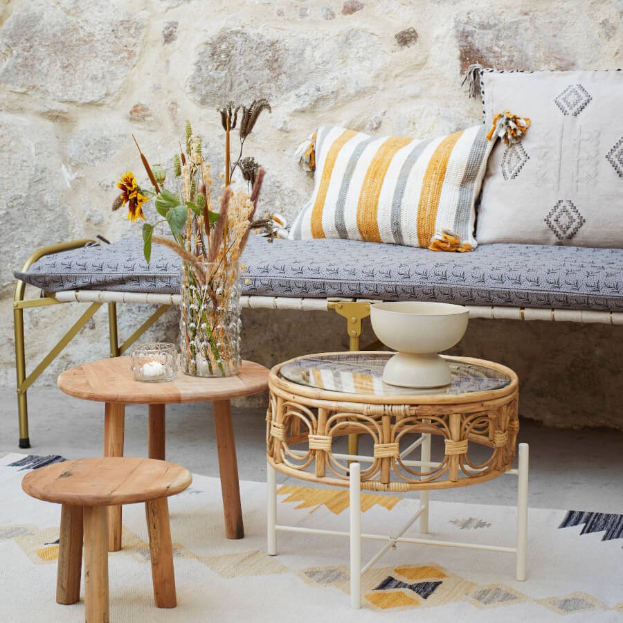 Tapis jaune et noir apportant du pep's à un mobilier en rotin.