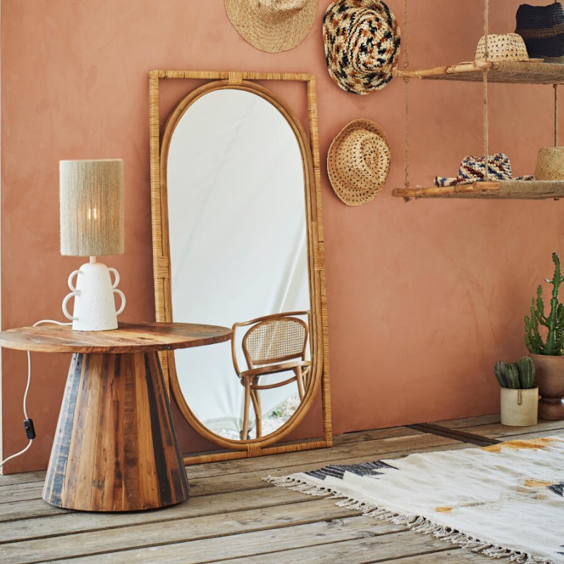 Décoration chaleureuse avec tapis coton dans une pièce aux tons terracotta.