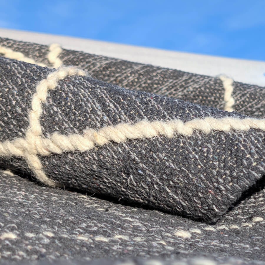 Vue sur la souplesse du tissage et le contraste des matières.