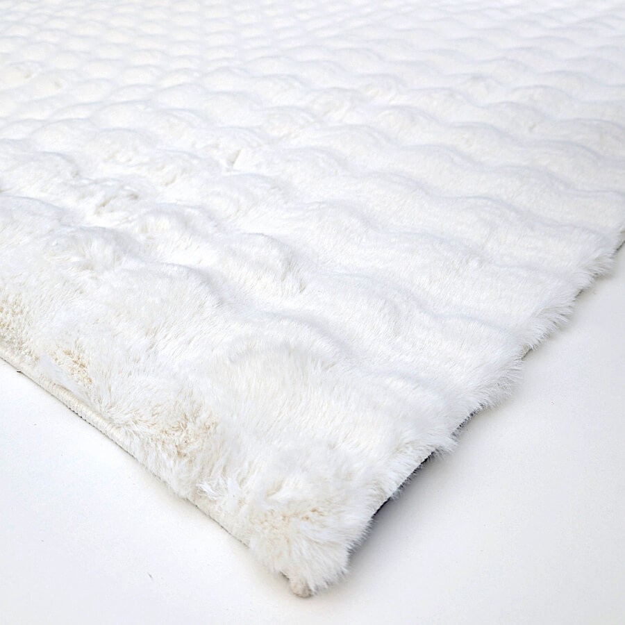 Détail de la bordure et du tissage en polyester extra doux.