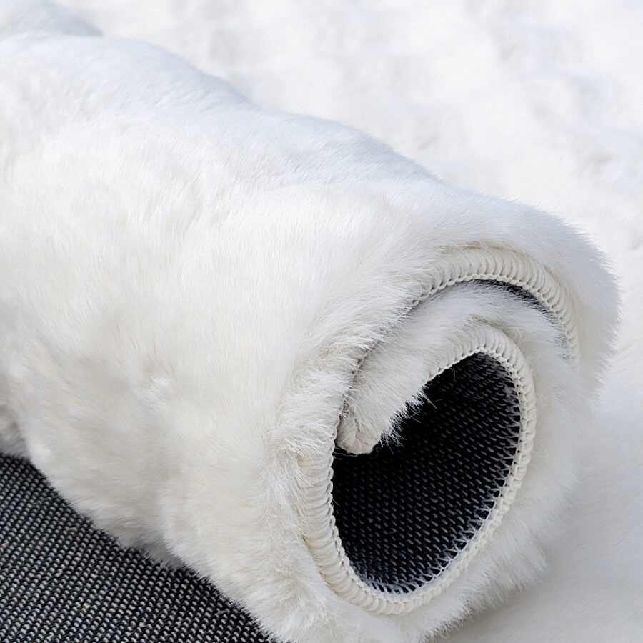 Vue sur l'épaisseur de 3 cm et la souplesse de l'envers du tapis.