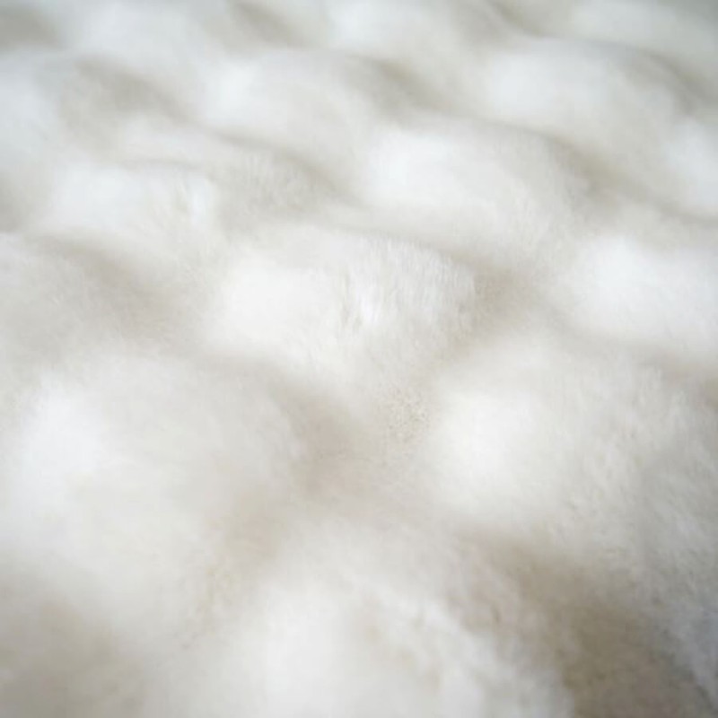 Focus sur la sensation enveloppante de la matière extra douce à l'aspect cotonneux.
