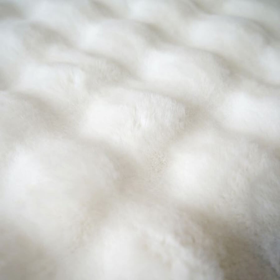 Focus sur la sensation enveloppante de la matière extra douce à l'aspect cotonneux.