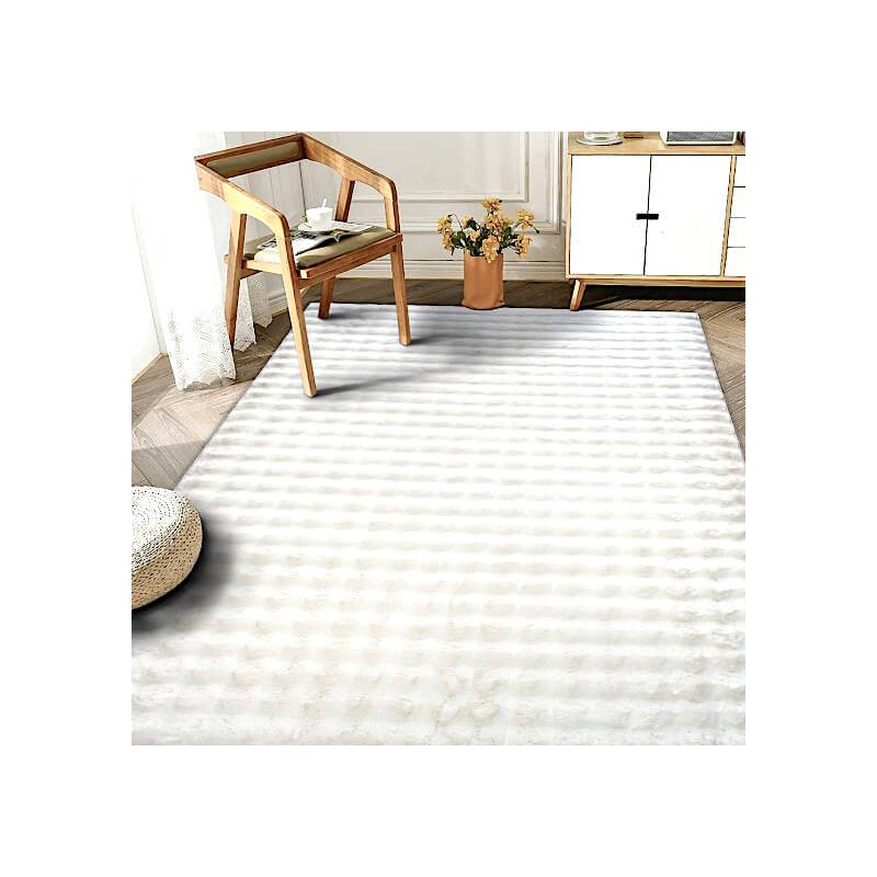Accord parfait entre le tapis texturé blanc et un mobilier naturel.