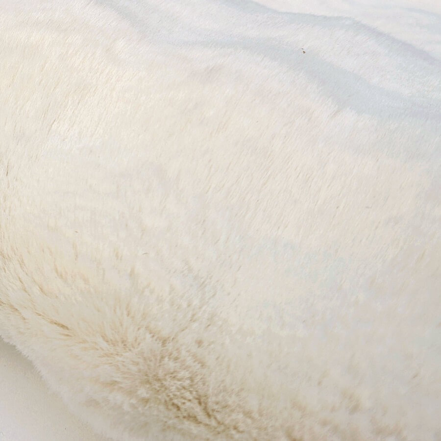 Détail tactile montrant la densité et la douceur du polyester.