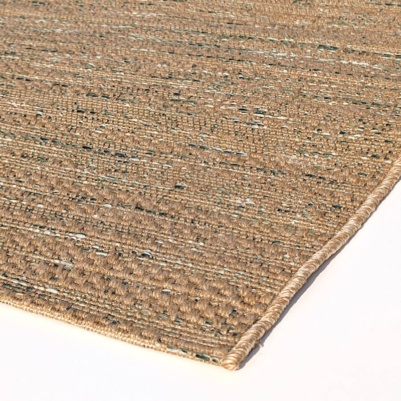 Détail des finitions résistantes et du mélange de couleurs chinées.